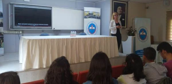 Doç. Dr. Özcan Öğrencilerle Buluştu