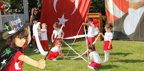 Minikler Hünerlerini Aileleri için Sergiledi