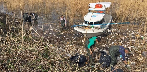 Sapanca Gölü'nden 300 Torba Çöp Toplandı