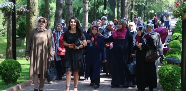 Annelere Sürpriz Kutlama