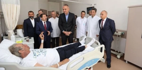 Bakan Ersoy Sanatçı Can Gürzap'ı Ziyaret Etti