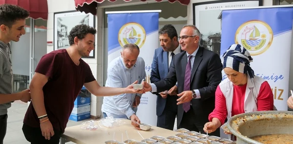 Belediyeden Üniversite Öğrencilerine Aşure İkramı