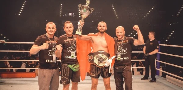 Ringlerin Şahini Dünya Şampiyonu