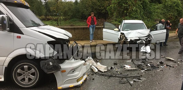 Servis Midibüsü ile Otomobil Çarpıştı: 1 Yaralı