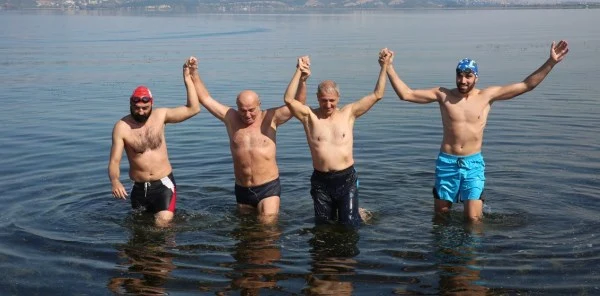 Başkan Sapanca'ya Yüzerek Geldi