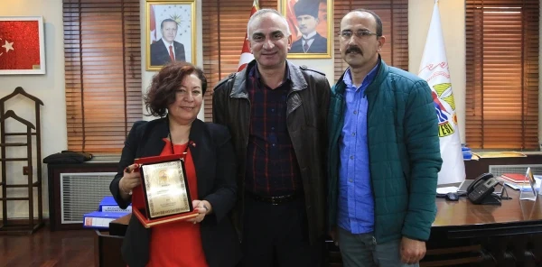 Yılmazer'den, Belgin Dal'a Plaket
