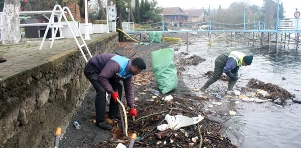 Sapanca Gölü Sahilinden 3 Kamyon Çöp Çıktı