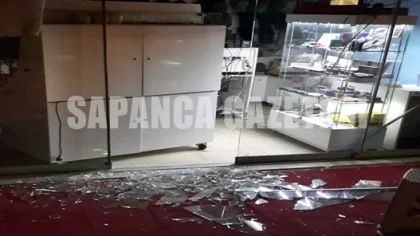 Sapanca Sahilinde Dükkan Camlarını Kırarak Zarar Verdiler
