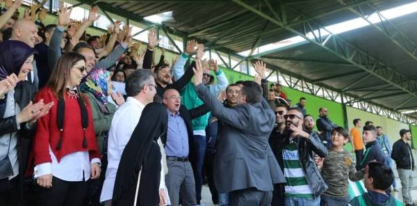 Siyasiler Soluğu Sapanca Maçında Aldı