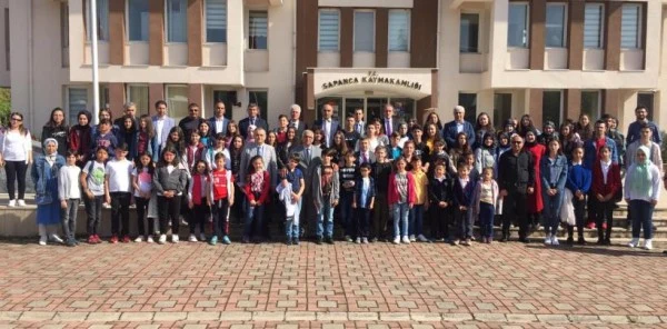 Başarılı Öğrencilere Kitap Fuarı Gezisi