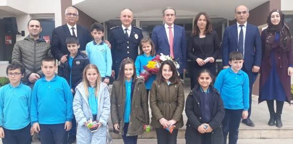 Öğrenciler Polis Abi ve Ablalarını Unutmadı