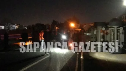 TEM Sapanca Geçişinde Buğday Yüklü Tır Devrildi