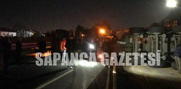 TEM Sapanca Geçişinde Buğday Yüklü Tır Devrildi