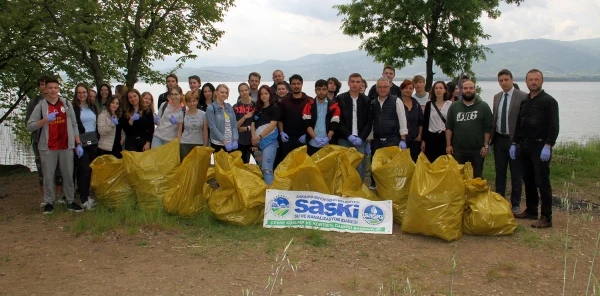 5 Ülkeden 30 Öğrenci Sapanca Gölünü Temizledi
