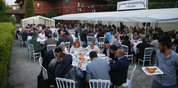 Siyasiler İftarda Buluştu