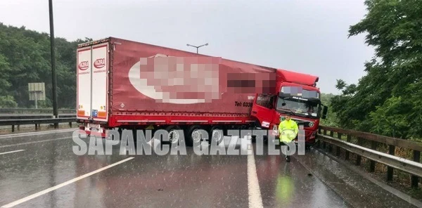 Sapanca TEM'de Tır Kazası: 1 Yaralı