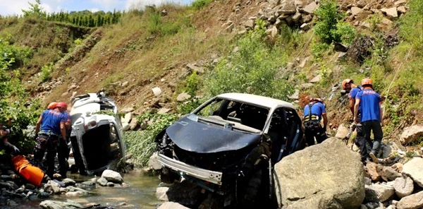Senaryo Gereği 2 Otomobil Çarpışıp Uçuruma Yuvarlandı