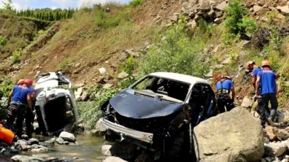 Senaryo Gereği 2 Otomobil Çarpışıp Uçuruma Yuvarlandı