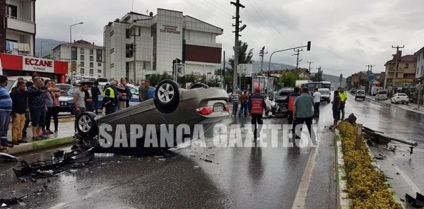 Sapanca İlçe Hastanesi Kavşağında Feci Kaza: 7 Yaralı