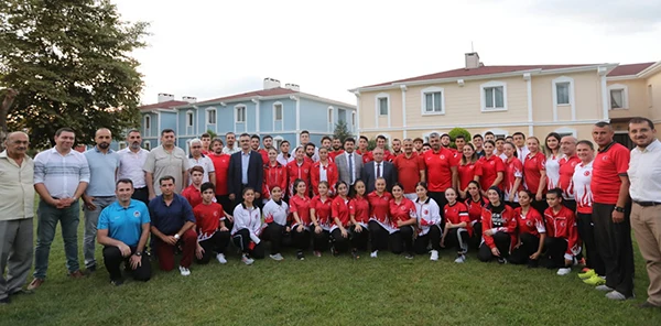 Karateciler için Sapanca'da Yemek Düzenlendi
