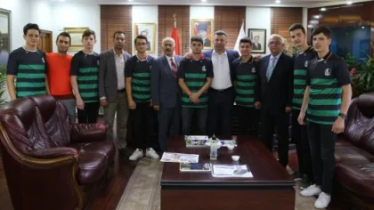 Başkan Özen'den Forma Hediyesi