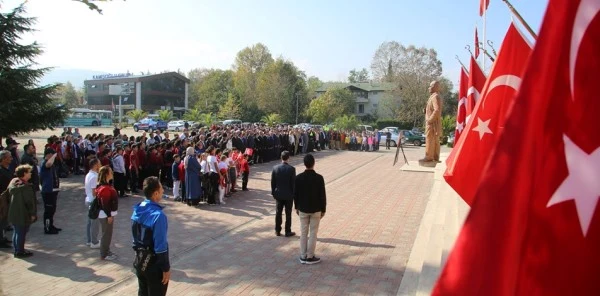 Cumhuriyet Kutlamaları Çelenk Sunumuyla Başladı