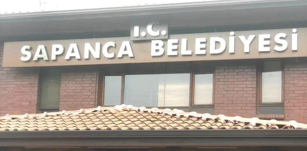 Sapanca Belediyesi Tabelasına T.c. İbaresi Eklendi