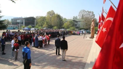 Cumhuriyet Kutlamaları Çelenk Sunumuyla Başladı