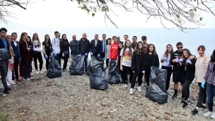 Yabancı Öğrenciler Sapanca Gölü'nü Temizledi