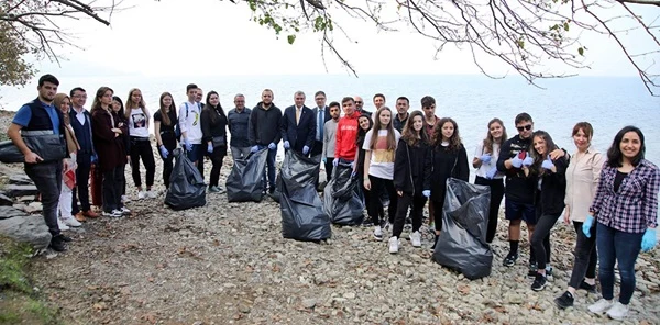Yabancı Öğrenciler Sapanca Gölü'nü Temizledi
