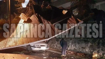 Uçan Çatı Park Halindeki Aracın Üzerine Düştü