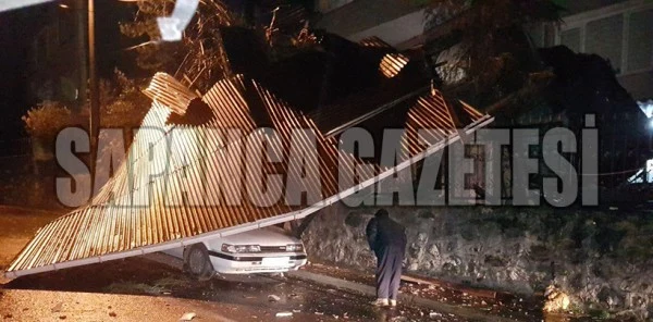 Uçan Çatı Park Halindeki Aracın Üzerine Düştü