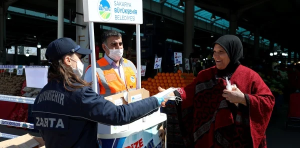Büyükşehir Belediyesi Sapanca Pazar Yerinde Maske Dağıttı