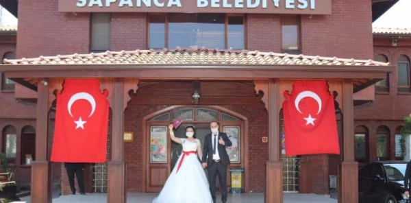 Maskeleri Takıp Nikah Masasına Oturdular