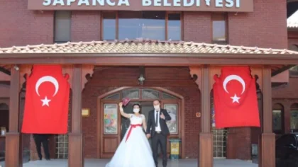 Maskeleri Takıp Nikah Masasına Oturdular