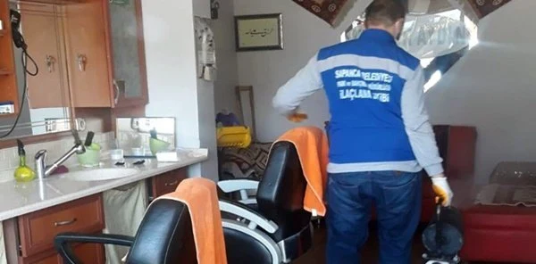 Berber ve Kuaför Salonları Dezenfekte Ediliyor
