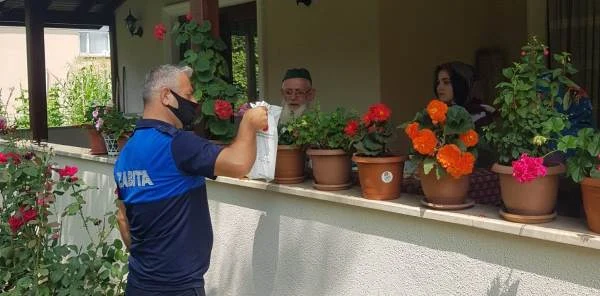65 Yaş Üstü Vatandaşlara Maske ve Kolonya Dağıtılıyor
