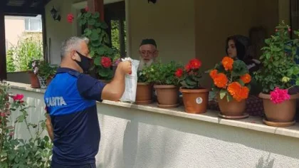 65 Yaş Üstü Vatandaşlara Maske ve Kolonya Dağıtılıyor