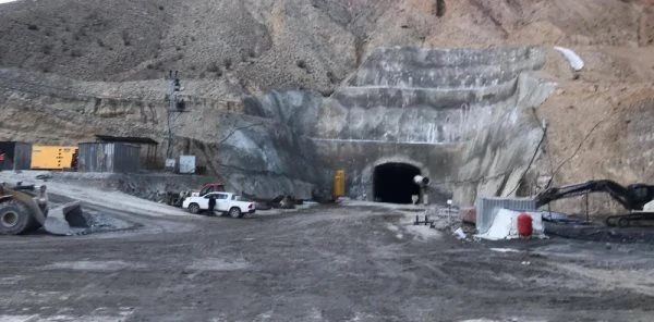 Üzerine Kaya Parçaları Düşen İşçi Yaralandı