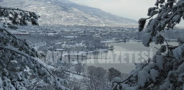 Yağan Kar Şehri Beyaz Gelinlik gibi Örtü