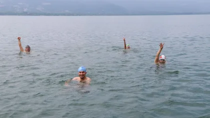 Şehitler için Gölü Yüzerek Geçtiler