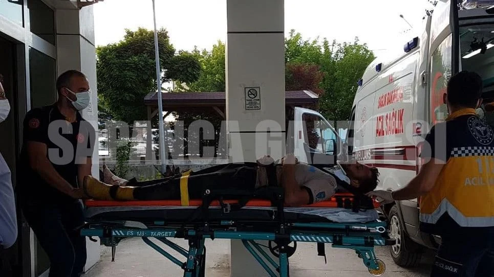 Traktör Dereye Devrildi: 1 Yaralı