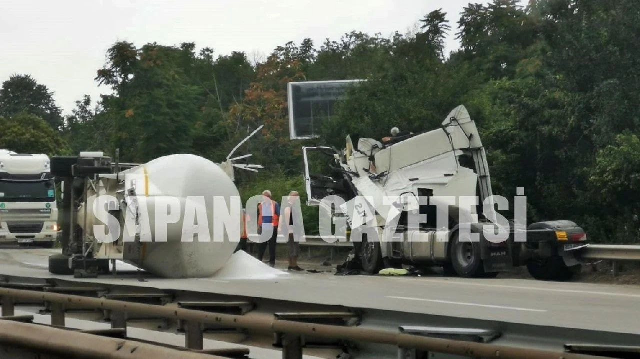 Sapanca'da Devrilen Tırın Sürücüsü Yaralandı