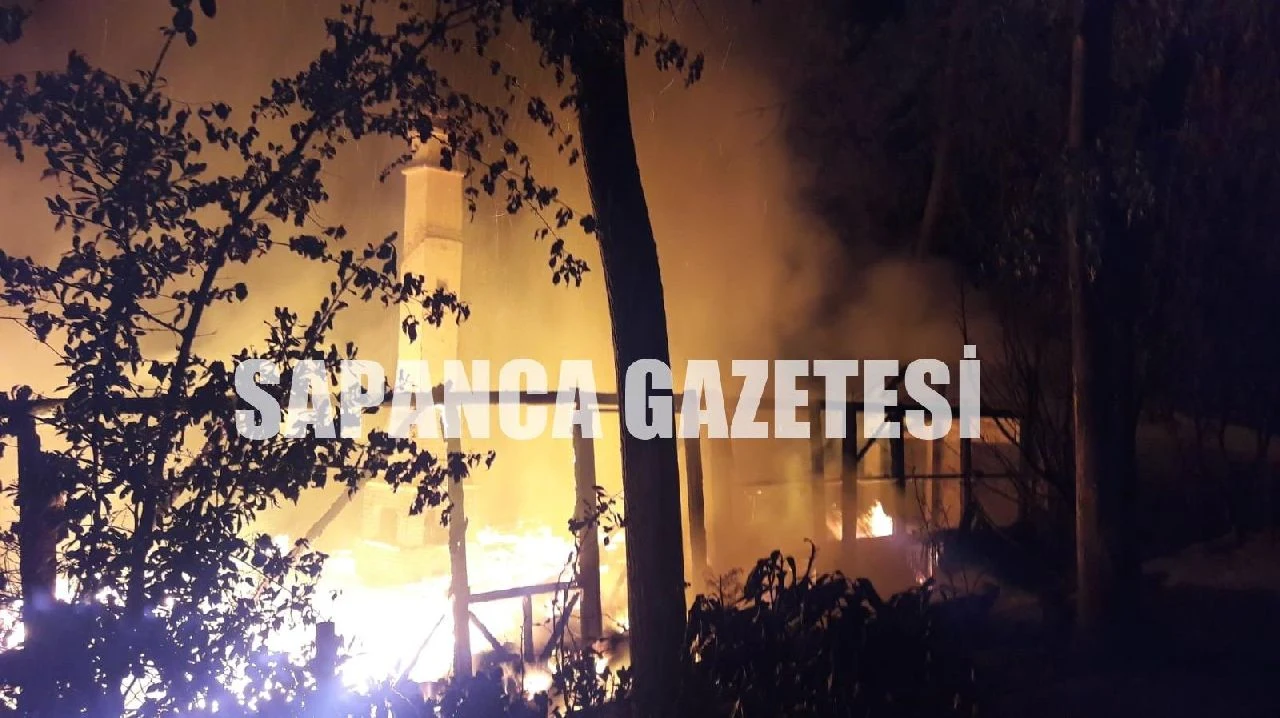 Sapanca'da Yanan Ahşap Restoran Kullanılamaz Hale Geldi