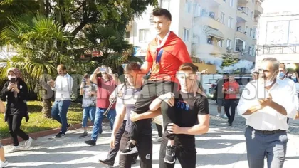Dünya Şampiyonuna Davullu Zurnalı Karşılama