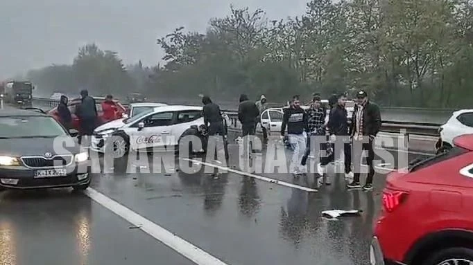 23 Araç Birbirine Girdi: 17 Yaralı