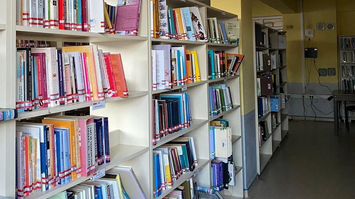 Halk Kütüphanesinde Kitaplar Raflarda Tozlanıyor