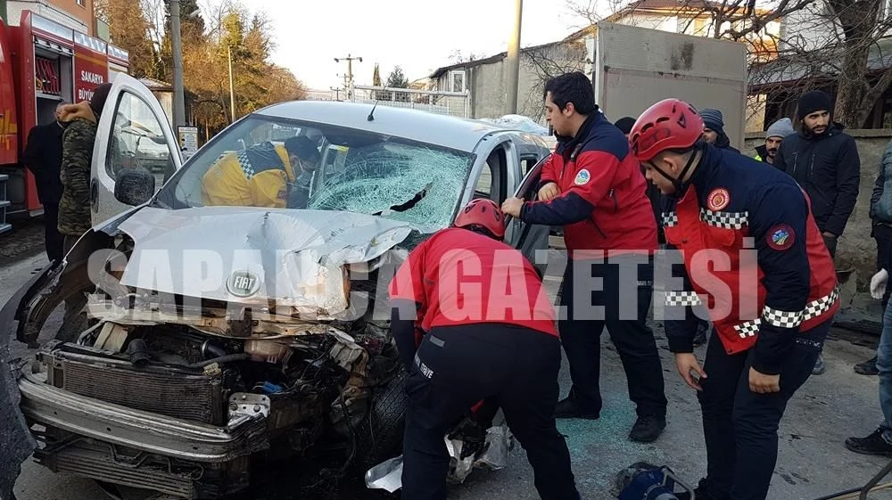 Sapanca'da Trafik Kazası: 2 Yaralı