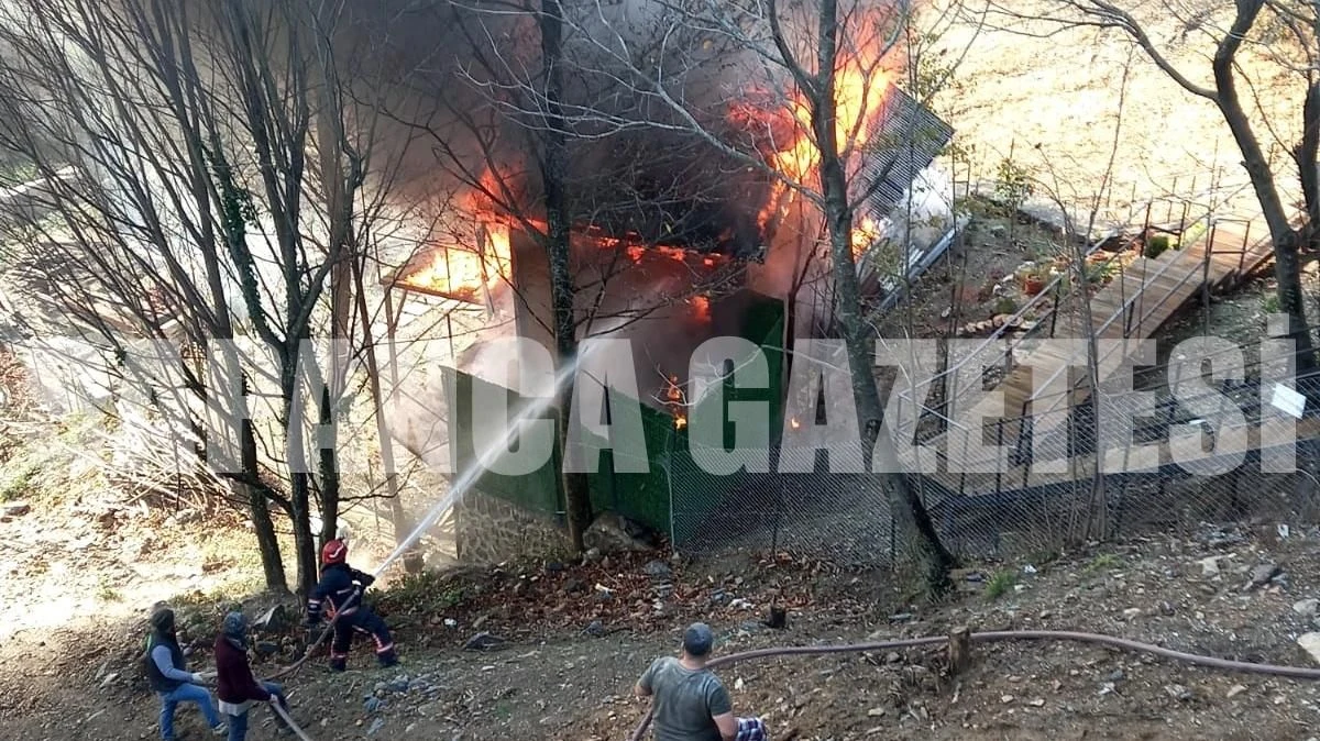 Yanan Bungalov Ev Kullanılamaz Hale Geldi