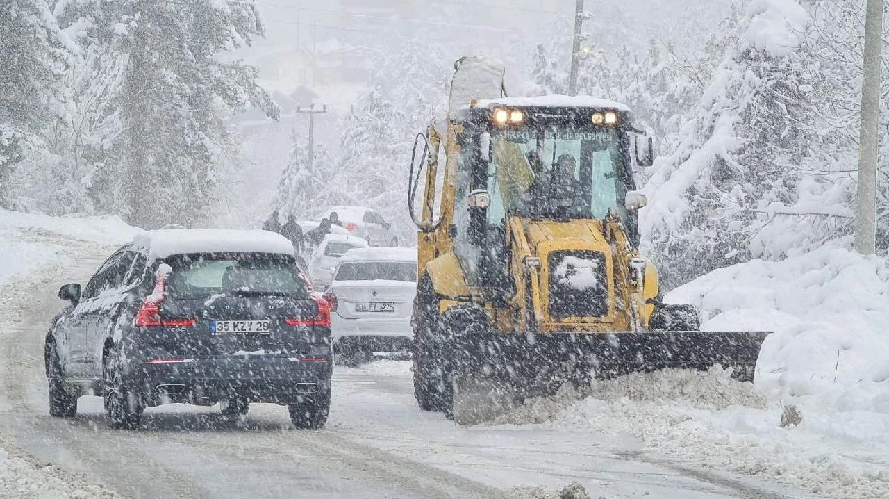Kar Küreme ve Tuzlama Çalışmaları Devam Ediyor